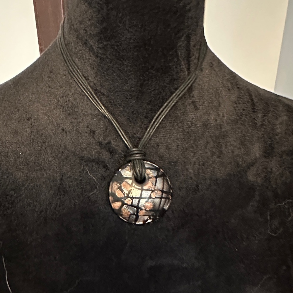 Elegant Black and Gold Pendant Necklace